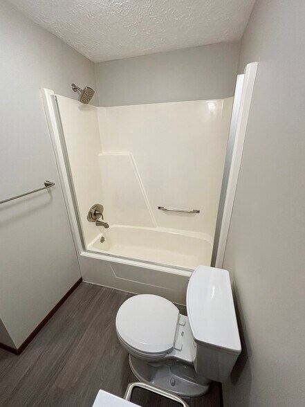 Building Photo - 225 Hillview Ln