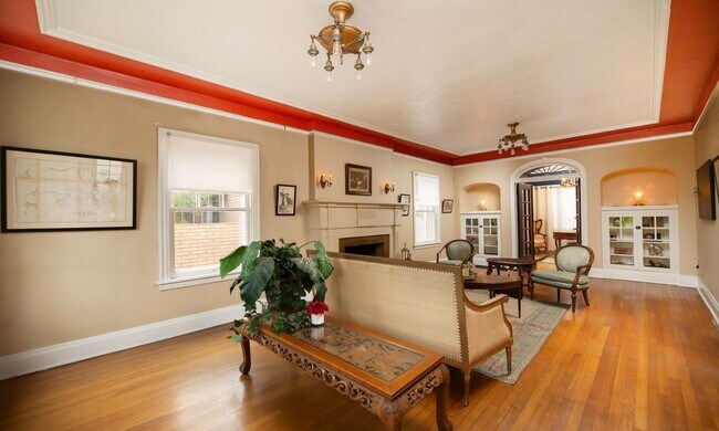 Building Photo - WONDERFUL HISTORIC 5 BED 3 BATH PROPERTY WITH CARRIAGE HOUSE