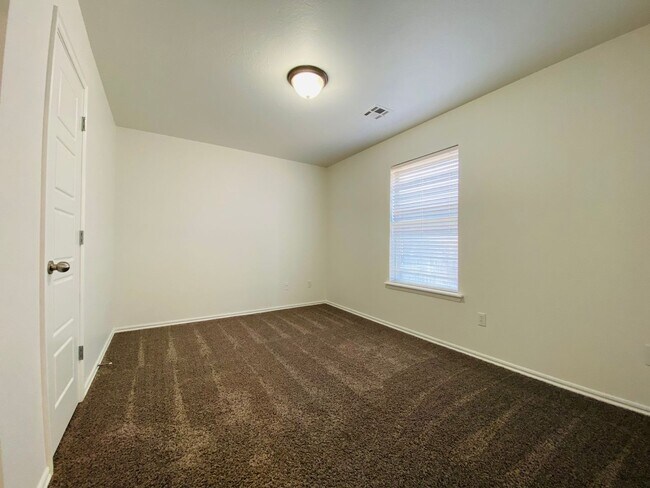 Building Photo - 407 S Pointe Ln