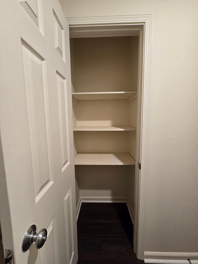 Building Photo - 3682 Beacon Dr