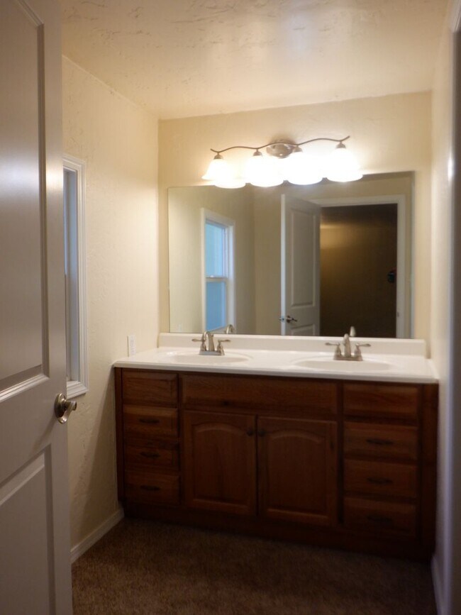 Building Photo - Remodeled SW Bend Single Level Home on Spa...