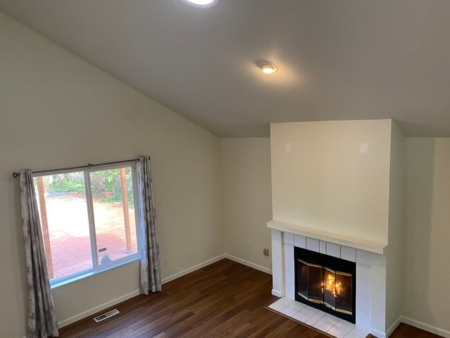 Building Photo - Clean 3 bed well-maintained & pet free hom...