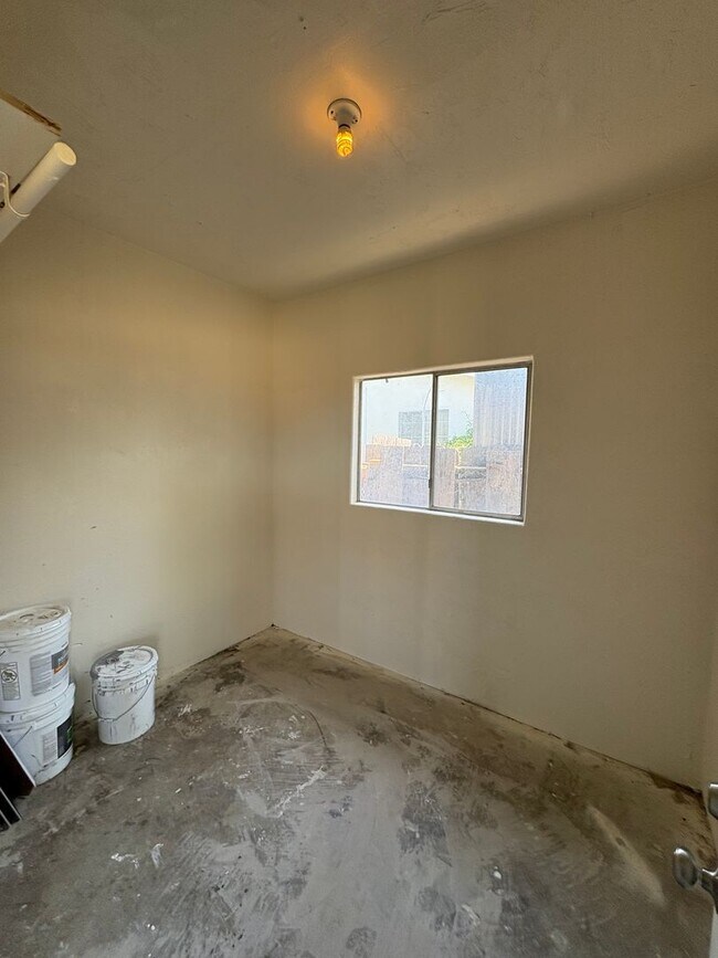 Building Photo - Updated Interior home in Dinuba near Shopp...