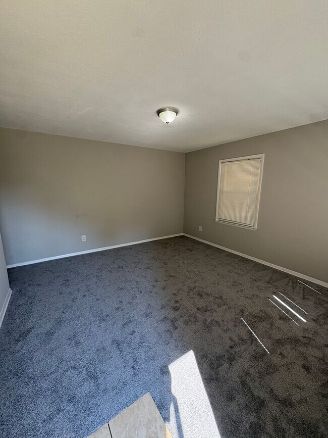 Building Photo - Spacious 3bedroom House  ($500.00 off firs...