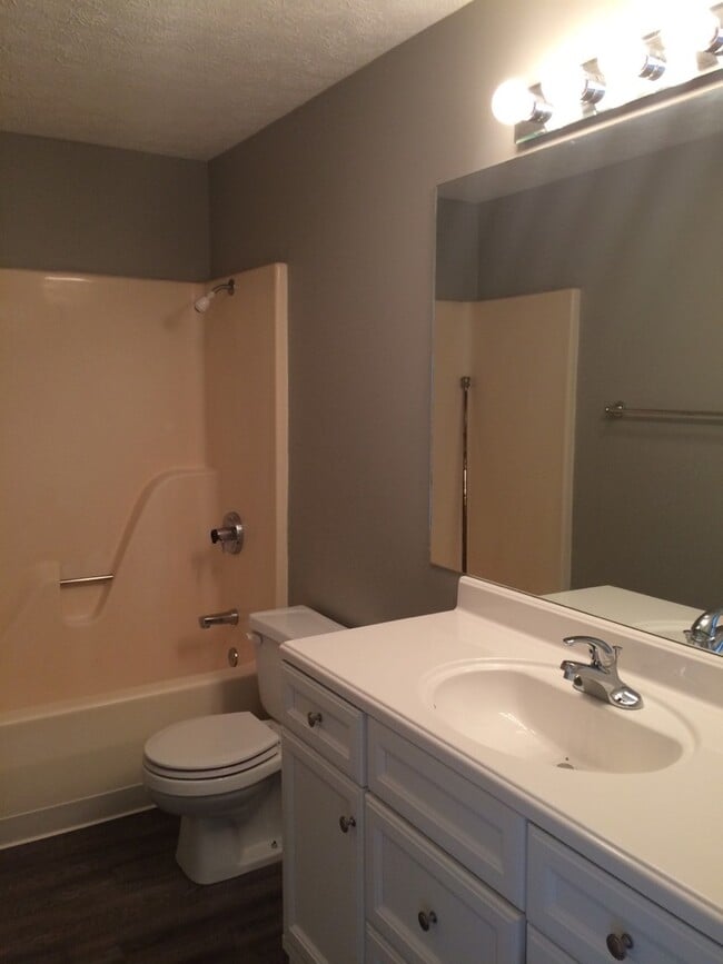 Building Photo - 3 bedroom, 1.5 bath town home located on B...