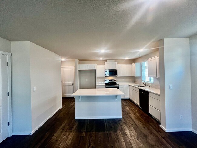 Building Photo - FREE RENT New Beauty! Location, location!!...