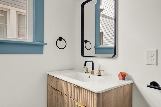 Building Photo - Eastside Beauty