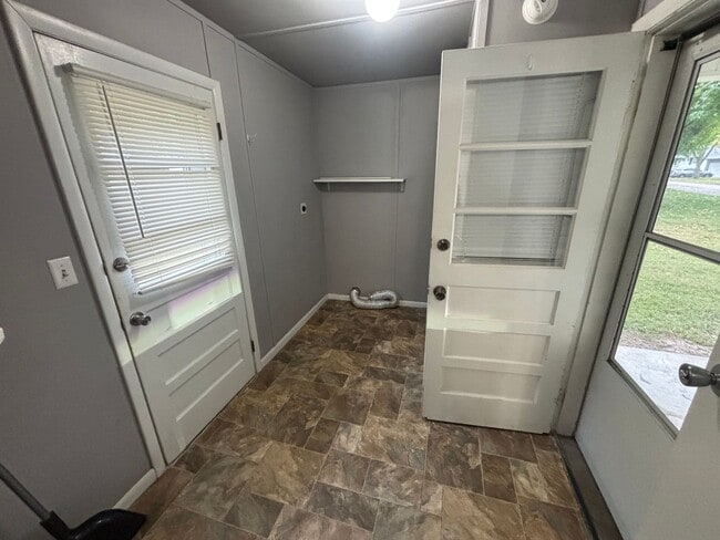 Building Photo - 1010 Larkin Dr