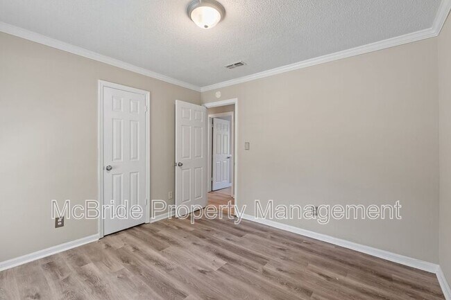 Building Photo - 4009 Royal Oaks Ct