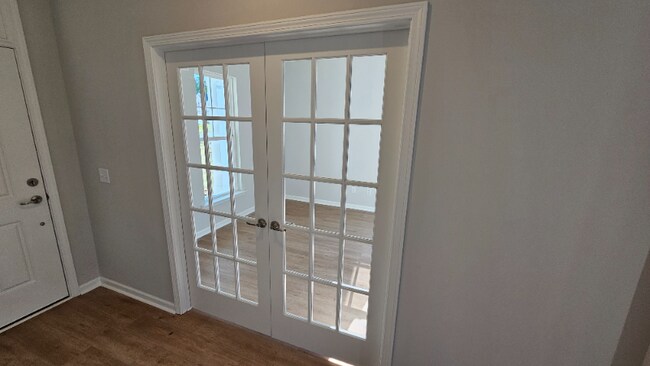 Building Photo - 16 Roxbury Dr