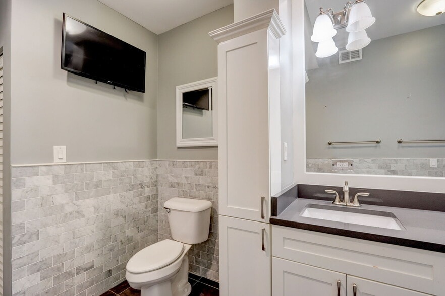 Building Photo - 20 W Ontario St