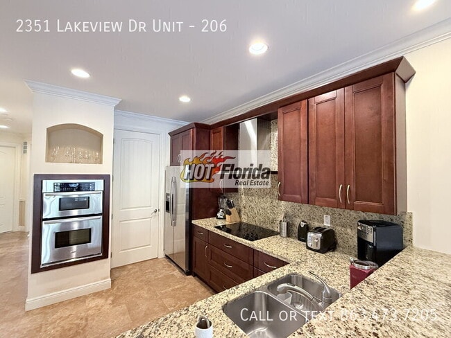 Building Photo - 2351 Lakeview Dr