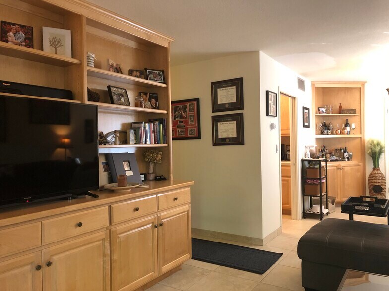 Building Photo - 1064 Fremont St