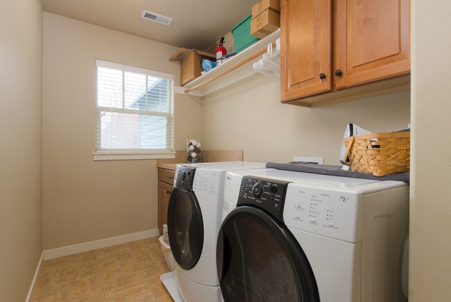 Building Photo - Large 3 bdrm / 2.5 bath with open floor pl...