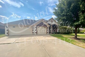 Building Photo - AVAILABLE NOW!