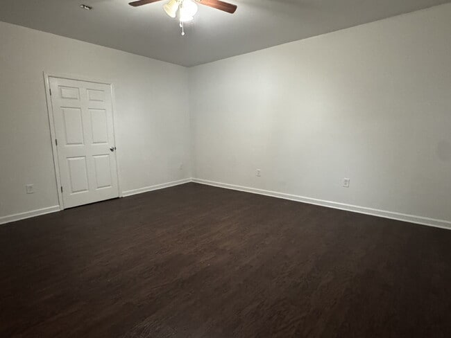 Building Photo - Charming Bungalow for Rent – Quiet Retreat...