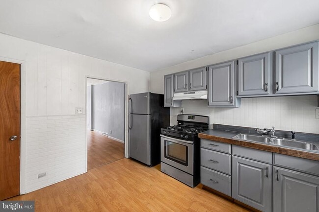 Building Photo - 113 S Curley St