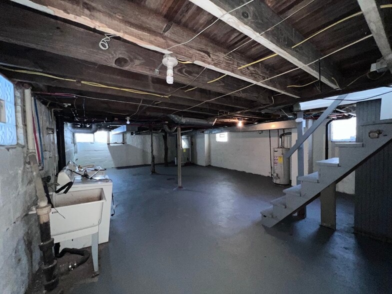 Building Photo - 827 Norwich Ave