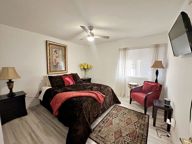 Building Photo - FULLY FURNISHED 2 BEDROOM CONDO WITH STRIP VIEWS