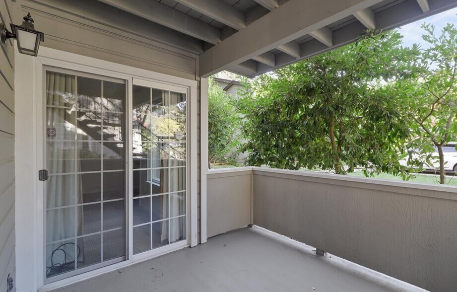 Building Photo - 520 Canyon Oaks Dr