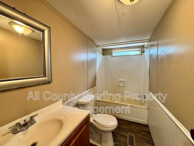 Building Photo - 137 SW Piston Glen