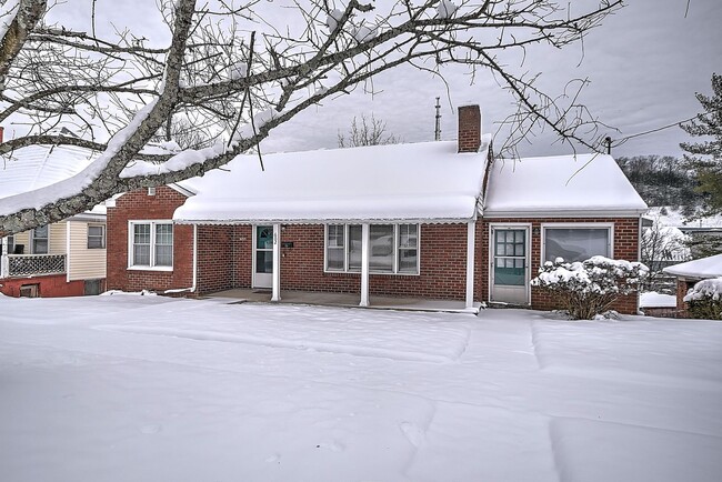 Building Photo - 3 Bedroom 1 Bath in Johnson City TN