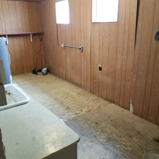 Building Photo - Spacious 2 bed 1 bath apartment on Main st...
