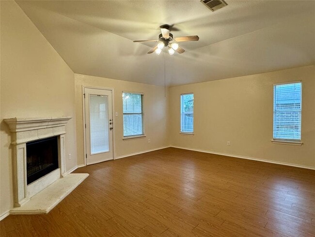 Building Photo - 227 Ashwood N