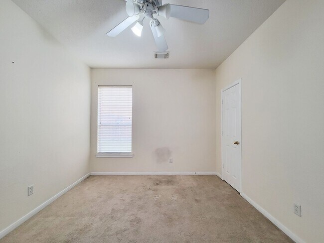 Building Photo - Fantastic looking 4 bedroom and 2 bathroom home in a great neighborhood nestled in the heart of S...