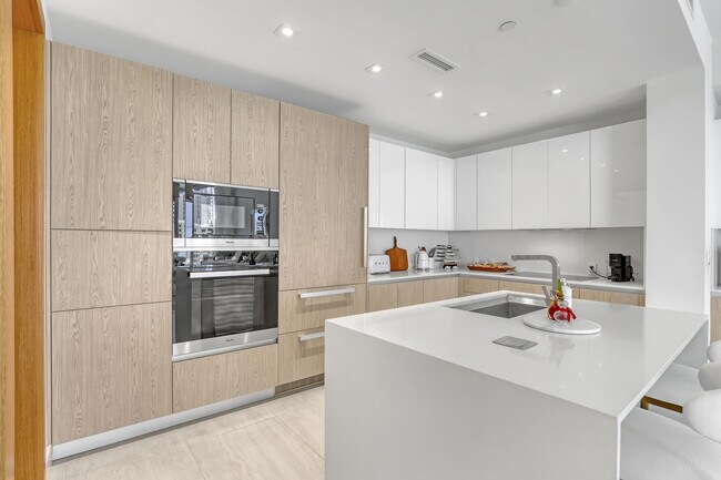 Building Photo - 3100 N Ocean Dr