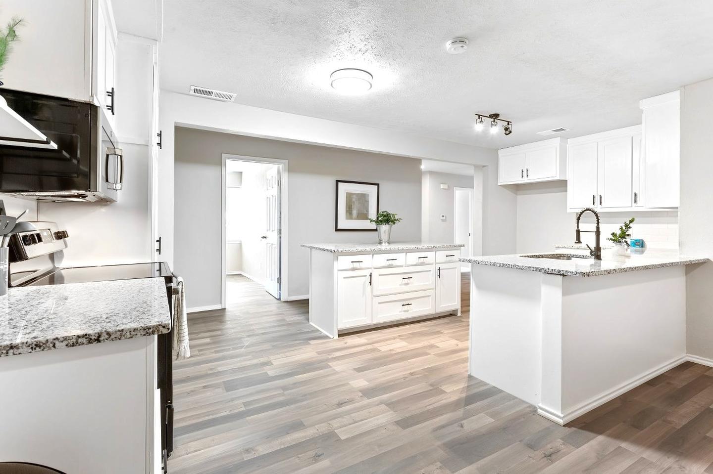 Building Photo - Conveniently located Fort Worth home with a welcoming atmosphere!