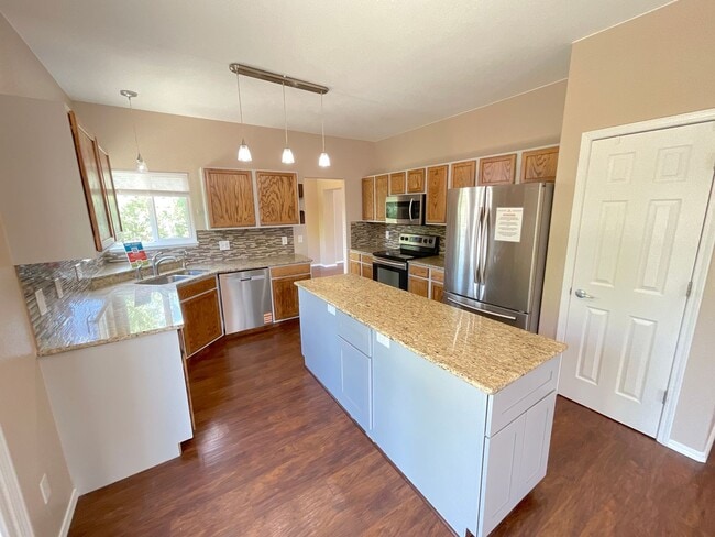 Building Photo - 4 Bedroom Home Available Near Peterson Rd & Constitution Ave!