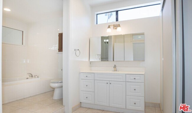 Building Photo - 12694 Montana Ave