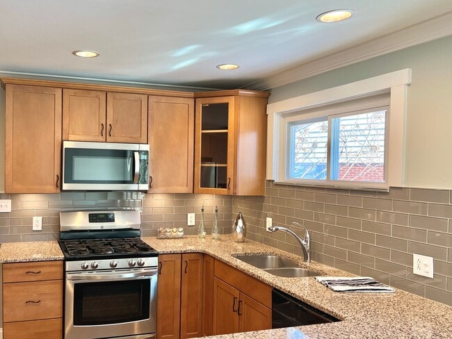 Building Photo - Crafstman-style 4 Bedroom renovated home for lease in Selwyn Park/Madison Park area of Charlotte ...