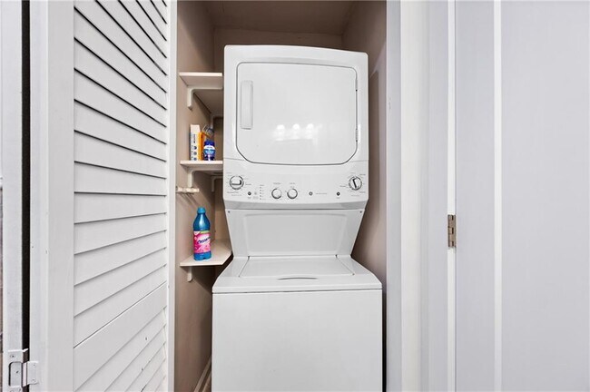 Building Photo - 1290 Glen Forest Way