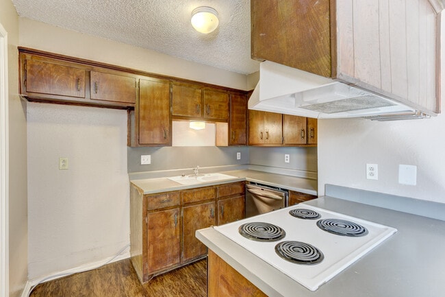 Building Photo - Discover Your New Home: 2-Bedroom Duplex Now Available in Edmond, OK!