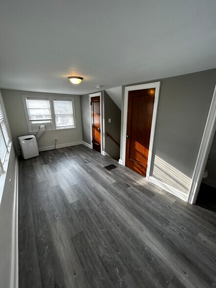 Building Photo - 706 E 71st Ter