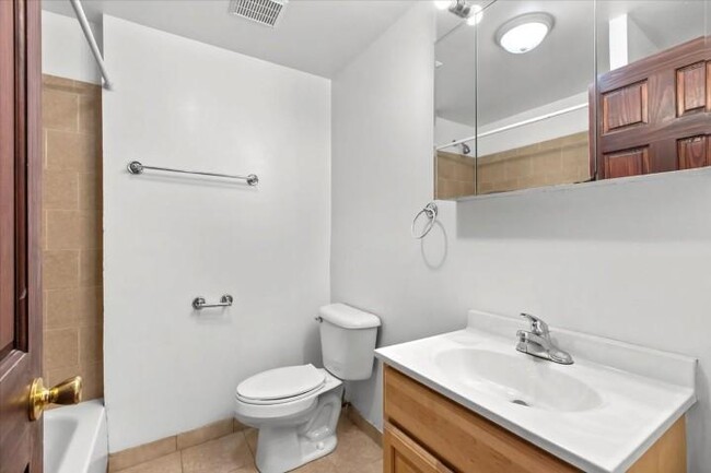 Building Photo - 2 bedroom in Chicago IL 60613