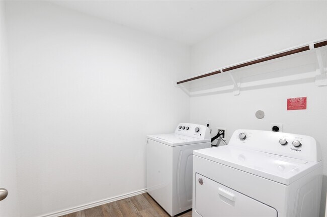 Building Photo - 7418 Elm Lndg Ln