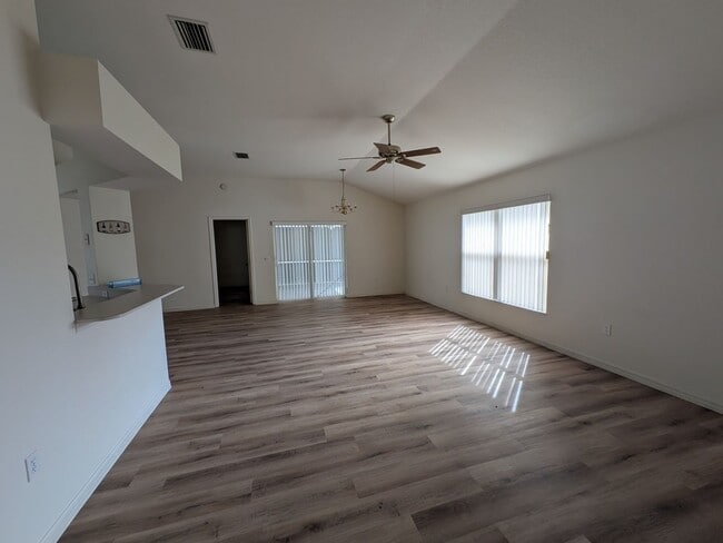 Building Photo - Lovely Oakwood Village Home