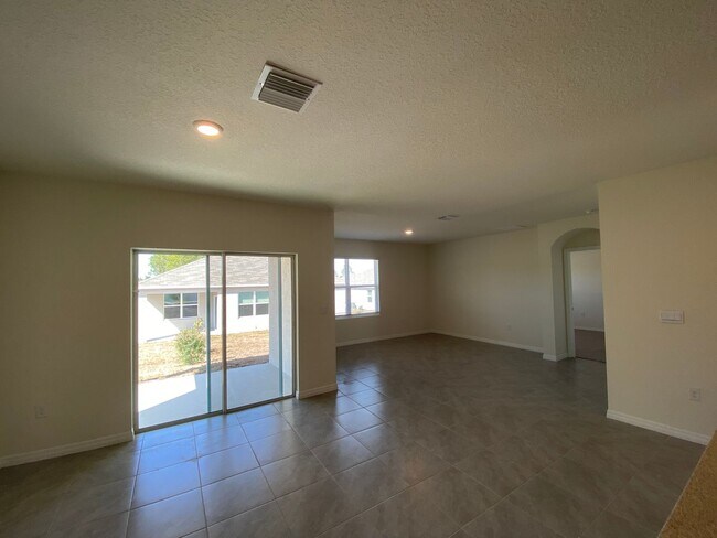 Building Photo - Lake Diamond-North - 4/2/2 *Available Now*...