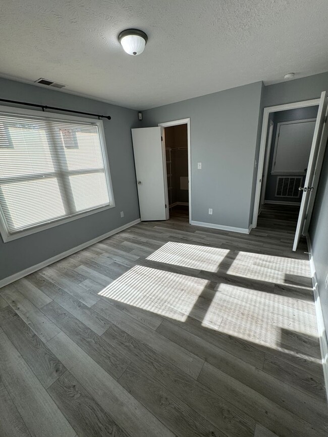 Building Photo - Updated Condo close to Fort Liberty