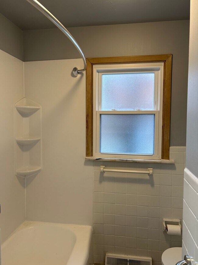 Building Photo - Brick Ranch for Rent in Mayfield HTS walking distance to Golden Gate Plaza