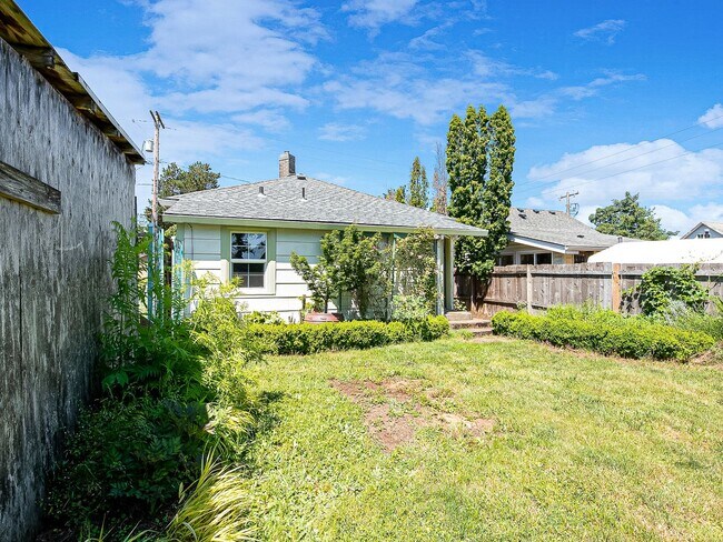 Building Photo - Adorable, vintage 1924 2-bdrm/1-bath w/ fe...