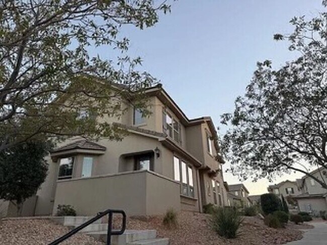 Building Photo - Bright & Spacious Desert Townhome