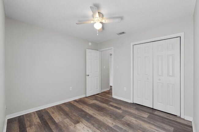 Building Photo - 504 Easy St