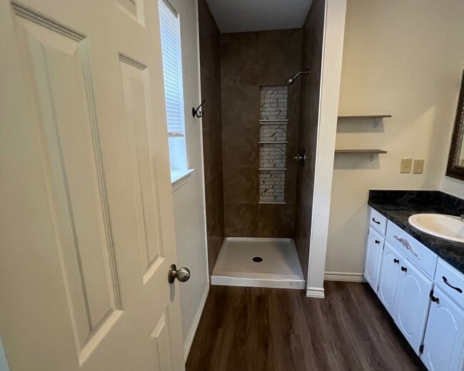 Building Photo - 1102 Dierks St