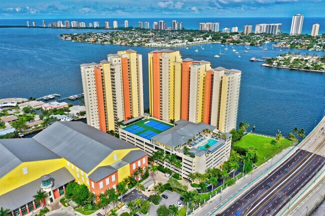 Building Photo - 2640 Lake Shore Dr