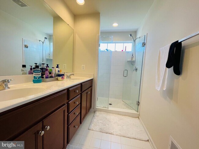 Building Photo - 419 Foxglove Way