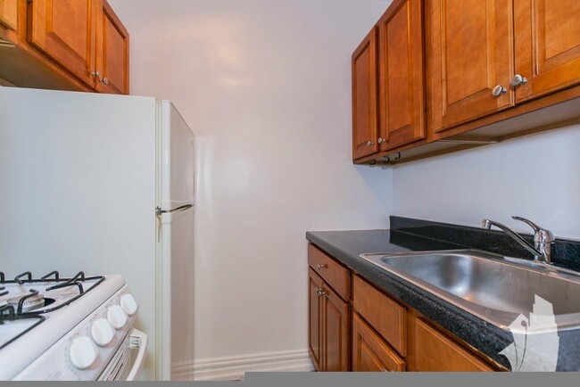 Building Photo - 1 bedroom in Chicago IL 60657